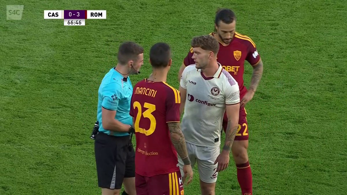 Melyn i'r eilydd Cameron Evans yn dilyn tacl flêr ar Paulo Dybala! Yr Eidalwyr yn gandryll! Cameron Evans goes into the book for a heavy challenge on Dybala, and Roma are furious! 🟨