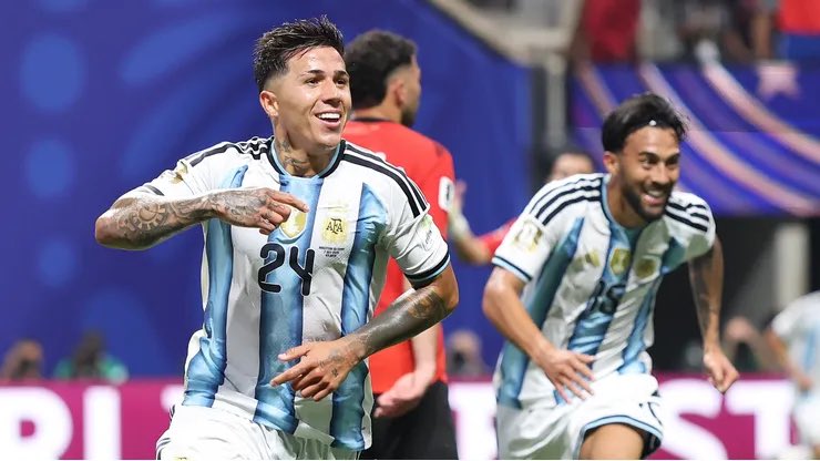 Épica y emotiva 🔥 ¡UNA REMONTADA DE PELÍCULA! 🇦🇷💥 La Selección Argentina perdía 0-2 al minuto 78 ante Egipto y en solo 11 minutos lo dio vuelta para clasificar a los cuartos de final del Mundial 2026. ⚽ Cuti Romero (79') ⚽ Lionel Messi (83') ⚽ Enzo Fernández (90+2')