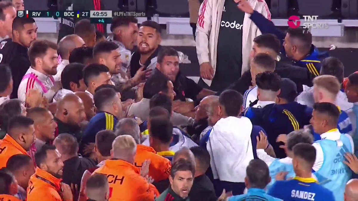 Tweet en homenaje a la batalla campal del superclasico