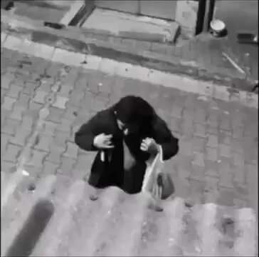 sokak köpeğiyle felsefe ve komünizm üzerine konuşan sarhoş adam