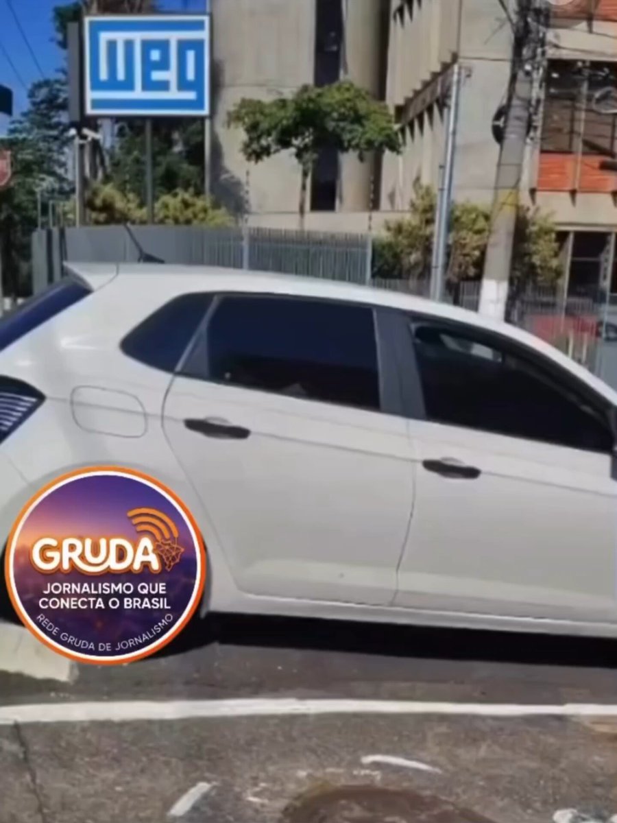 Parabéns, Tábata Amaral e asseclas! Mulher irresponsável se atrasa para seu exame, chama um Uber e começa a dar chilique, exigindo que ele siga pela faixa de ônibus, cometendo uma infração de trânsito. Uber decide encerrar a corrida e pede para a mulher descer do carro, ela não desce. Ele então desce do carro e fica esperando a polícia chegar. Na hora que a polícia chega, a atrasada decide sair correndo do carro, chorando, como se estivesse sofrendo algo e vai em direção à polícia. Os policiais logo percebem que se trata de uma doente mental e começam a desescalar a situação. Mulher então decide começar a gritar que toda a situação só está acontecendo por ela ser uma... Mulher. Parabéns, Tábata Amaral e outros sem noção que passam uma lei feminista atrás da outra. Imagina o atraso que causou na rotina desse trabalhador, sem contar que ainda poderá responder processo e cair na mão de uma delegada e uma juíza feminista que decidam que ele é culpado somente por ser homem. O Brasil é inabitável.