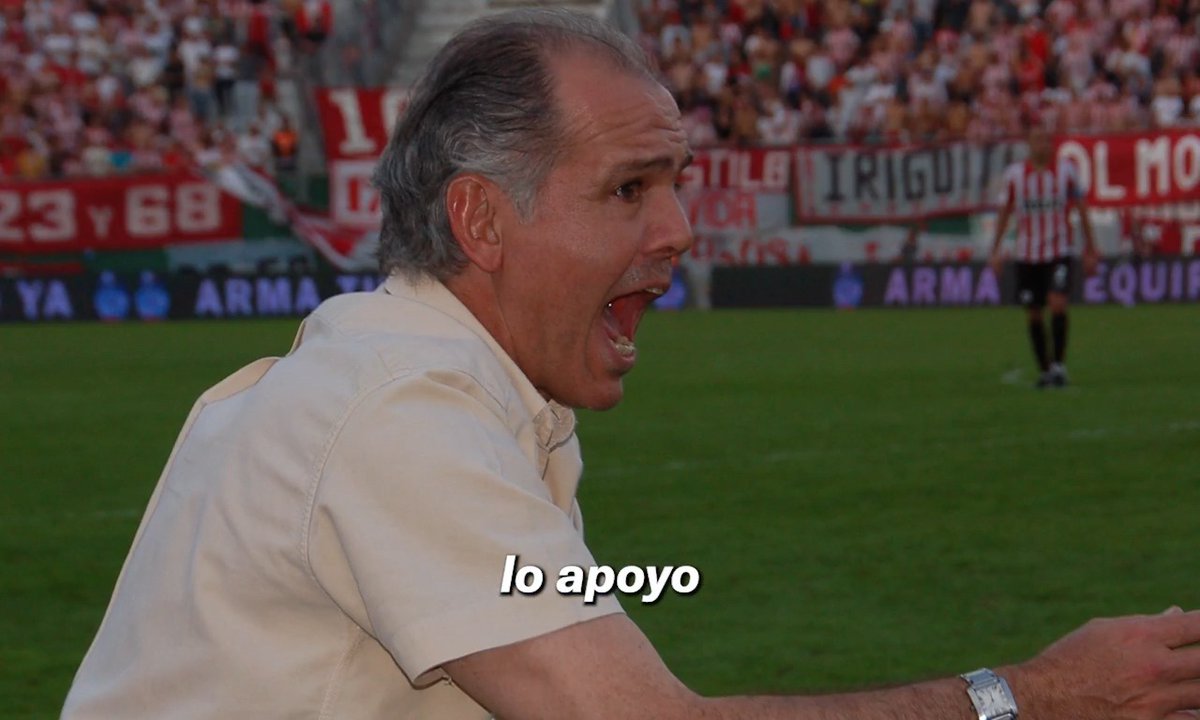 ✍️ "Y no se olviden nunca de dos palabras que son fundamentales en la vida: por favor y muchas gracias". 𝐀𝐥𝐞𝐣𝐚𝐧𝐝𝐫𝐨 𝐒𝐚𝐛𝐞𝐥𝐥𝐚, el Profesor, inmortalizado para siempre en UNO con una estatua que refleja su legado y su historia en Estudiantes❤️🇦🇹