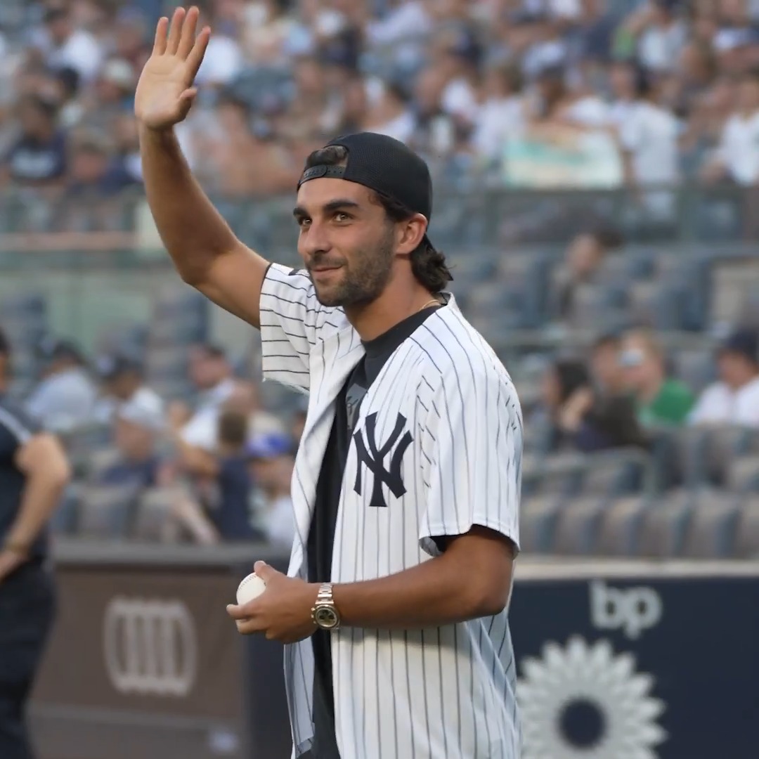 El Tiburón on the mound 🇪🇸 Ferran Torres throws out the first pitch at Yankee Stadium! #Spain #Yankees #Soccer