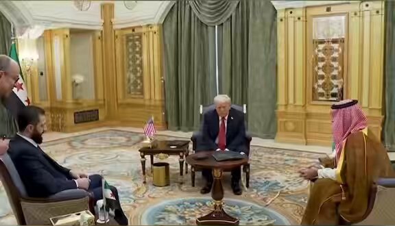 أقوى وأكبر زعماء بالعالم 1. دونالد جون ترامب 🇺🇸 2. محمد بن سلمان بن عبد العزيز 🇸🇦 3. أحمد حسين الشرع 🇸🇾