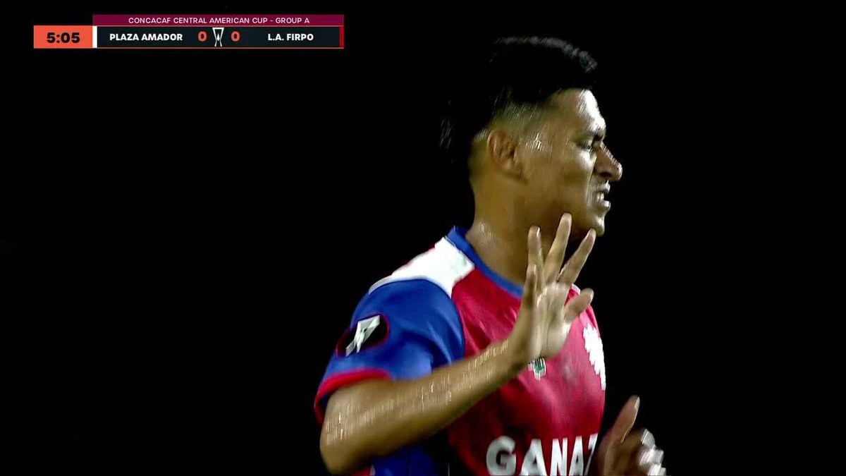 ¿PERO QUÉ QUISO HACER?😅❌ Víctor García nos dio uno de los bloopers de la semana con un tiro de esquina TERRORÍFICO para Firpo🥴 ▶️Todos los juegos de la 🏆#CopaCentroamericana en el Plan Premium de #DisneyPlus
