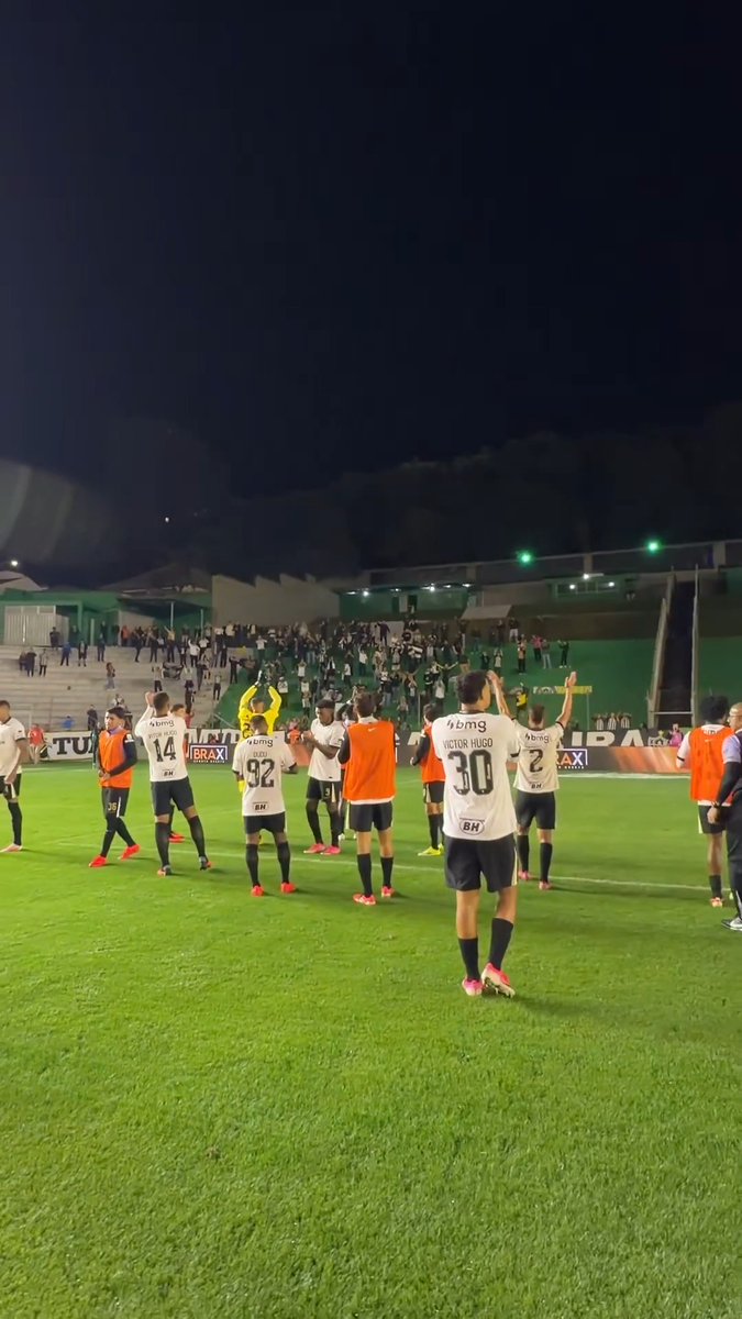 JUNTO COM A MASSA! Torcida Atleticana presente no Alfredo Jaconi comemora a classificação com os jogadores! 🖤🤍