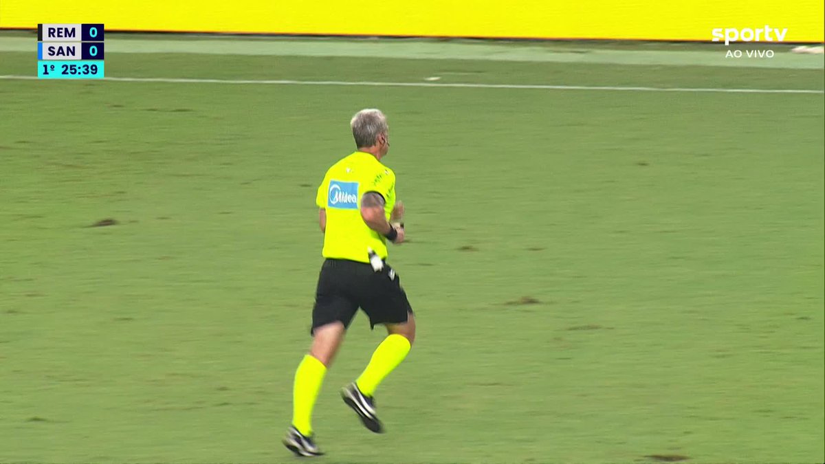 Daronco foi chamado ao VAR e, depois de revisar a jogada, trocou o amarelo por vermelho e expulsou o zagueiro Marlon, do Remo. #Futebol #CopaDoBrasil #Remo #Santos