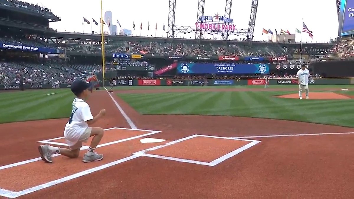 Dae-Ho Lee threw out a ceremonial first pitch to his son ahead of the Seattle Mariners game tonight! 🥹