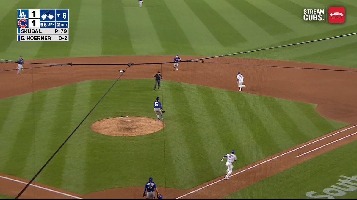Nico Hoerner puts the Cubs ahead with a HIGH chopper 😯