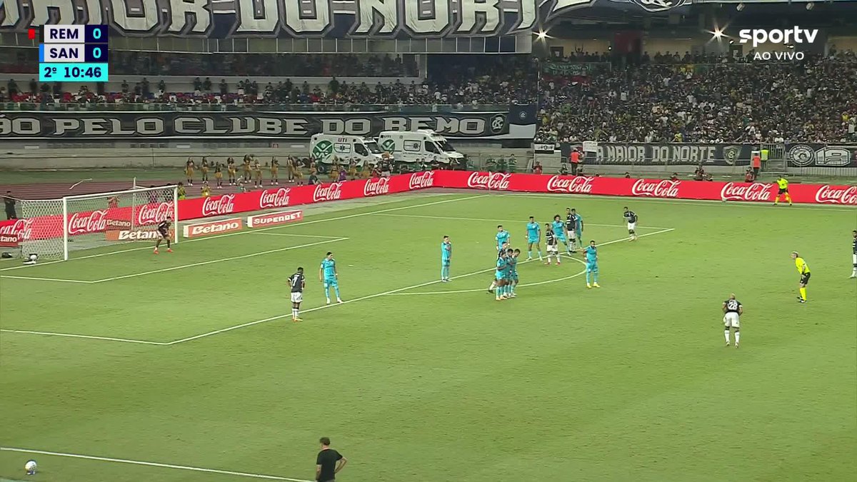 NA TRAVE! Zé Welison solta a bomba, Gabriel Brazão toca com a ponta dos dedos e a bola explode na trave. #Futebol #CopaDoBrasil #Remo #Santos