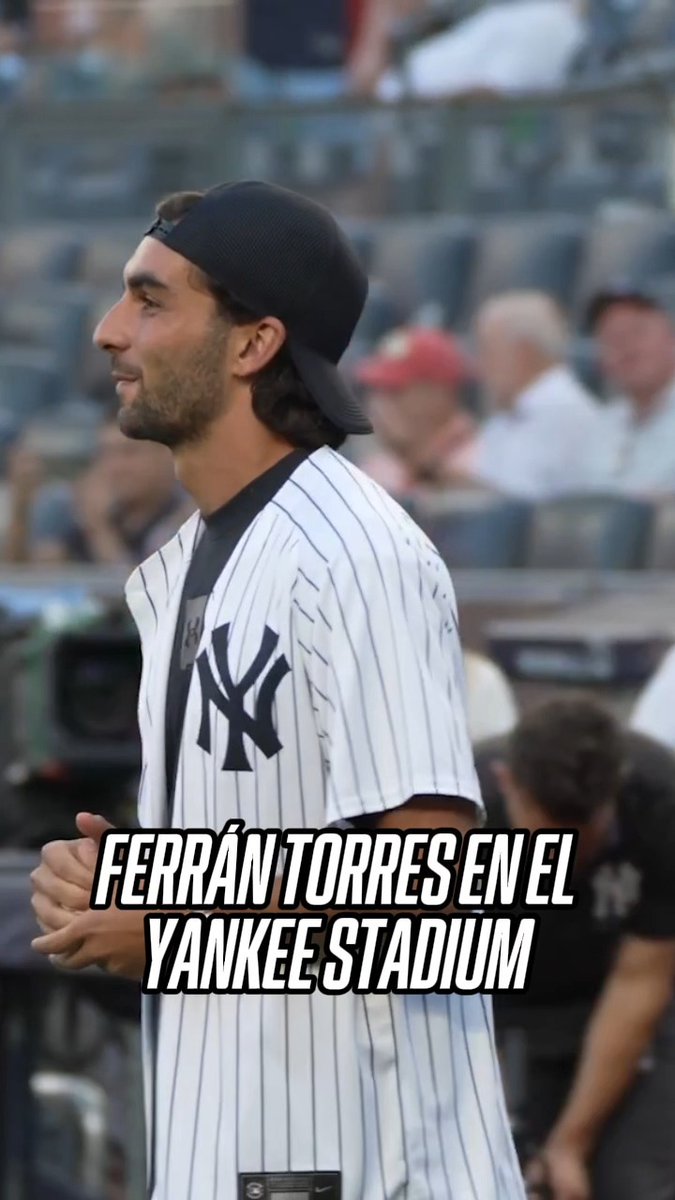 El héroe de España lanzó la primera bola en el Yankee Stadium ⚾💥 Así presumió la MLB a Ferrán Torres Vía: X / MLB