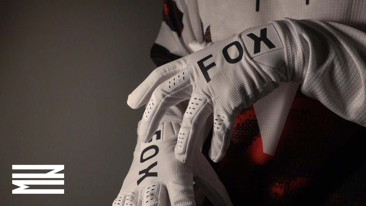 the gloves I’ve always wanted, and the gloves now I finally have.. …and I don’t know why I made a whole video about it. consider this my little art project in under an hour 🤓
