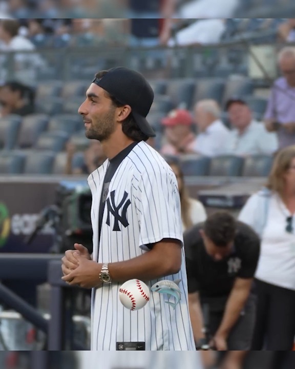 El campeón del mundo Ferran Torres realizó el primer lanzamiento ceremonial en el Yankee Stadium antes del partido entre los Yankees y los Cardinals. 🦈 ⚾ (vía MLB)