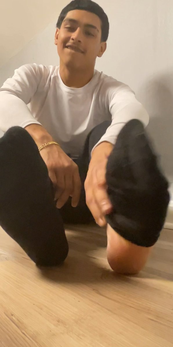 You like that huh … you like these #latinofeet these #9ft steppers huh 😮‍💨. Get down and show me how bad you want these #soles .. make your move 🥴 #menfeet #feetfetish #dominant