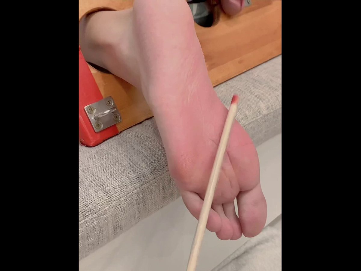😍可愛薄肌學生刑奴(173/58/20)的調教(91) 1.綁住雙腳,搔癢全身及白嫩腳板,鞭打腳板,搔癢打過的腳板,小奴痛爽哀嚎 2.用足枷銬住雙腳.用藤條抽打嫩腳板,鞭打大屌,越打屌越硬 #bastinado #tickling #spank #打腳心 #搔腳板 #TK [若喜歡,請按個紅❤️心鼓勵創作者再推出好作品] [If you like it,please click heart button ❤️to encourage creator.]