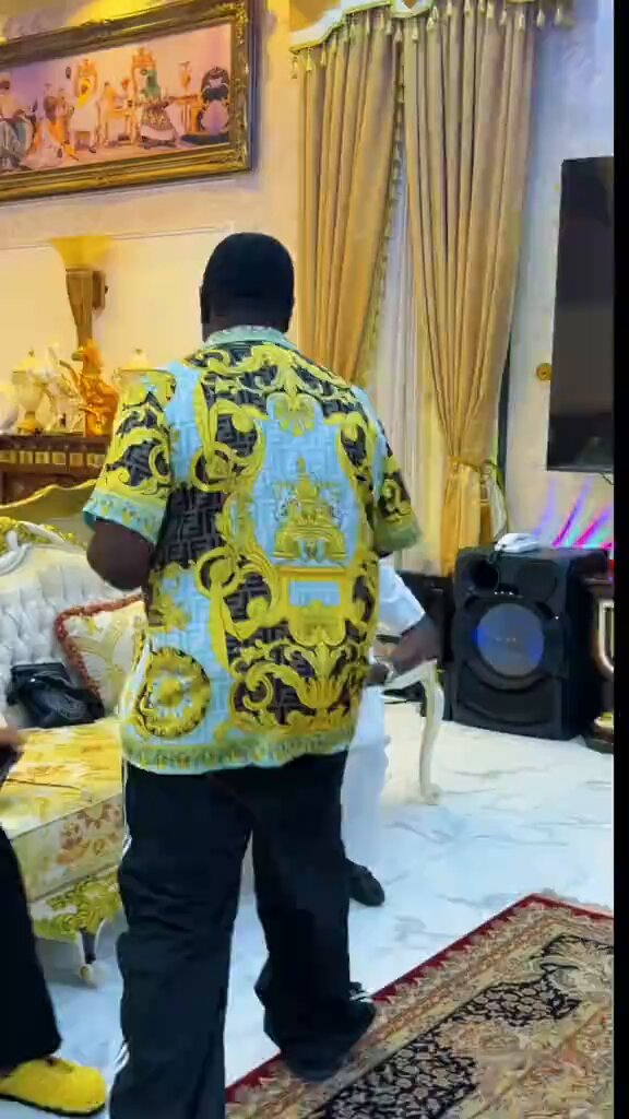 An artiste Jumabee paid a visit to King OchaCho Mansion, look at the amount of cars in his mansion 🙆‍♂️😭🔥