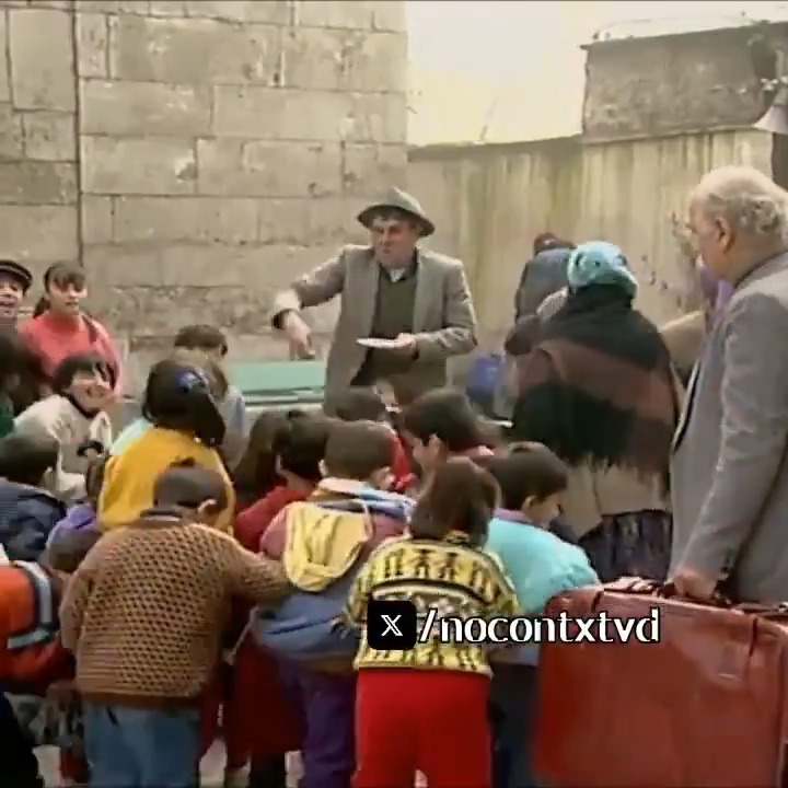 Memnun Kaygısız, kuş yemiyle çocukları yemliyor