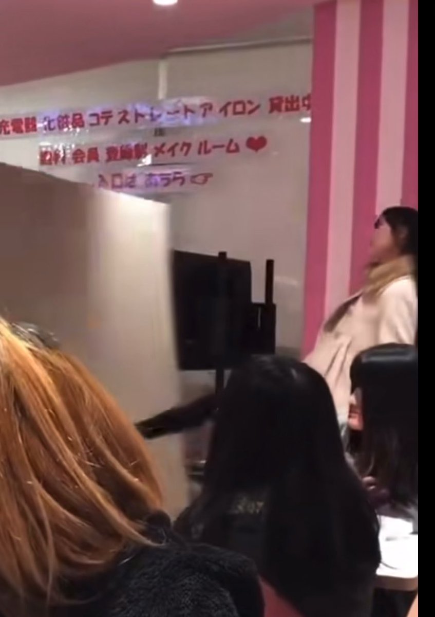 推し活女子さん 推しに会えないからブチ切れて 蹴りで壁を破壊…