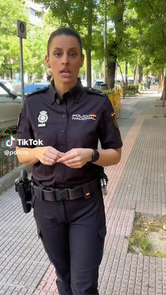 Mientras tú miras la hora ⌚️ alguien ve la oportunidad 👁 La mayor #seguridad no está en tu muñeca, está en tu entorno #prevención #SomosTuPolicía