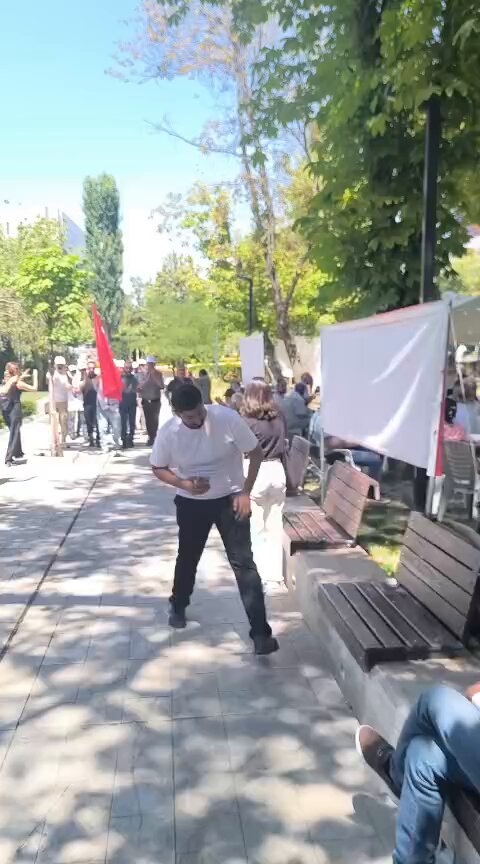 #Sondakika Eylemdeki madenciler Güvenpark’a çıkartma yaptılar. Gaziler, madenciler birleşiyorlar. Türkiye böyle eylem görmedi. Birleşelim,! #GazileriminYanındayım #MadencilerinHakkınıVerin