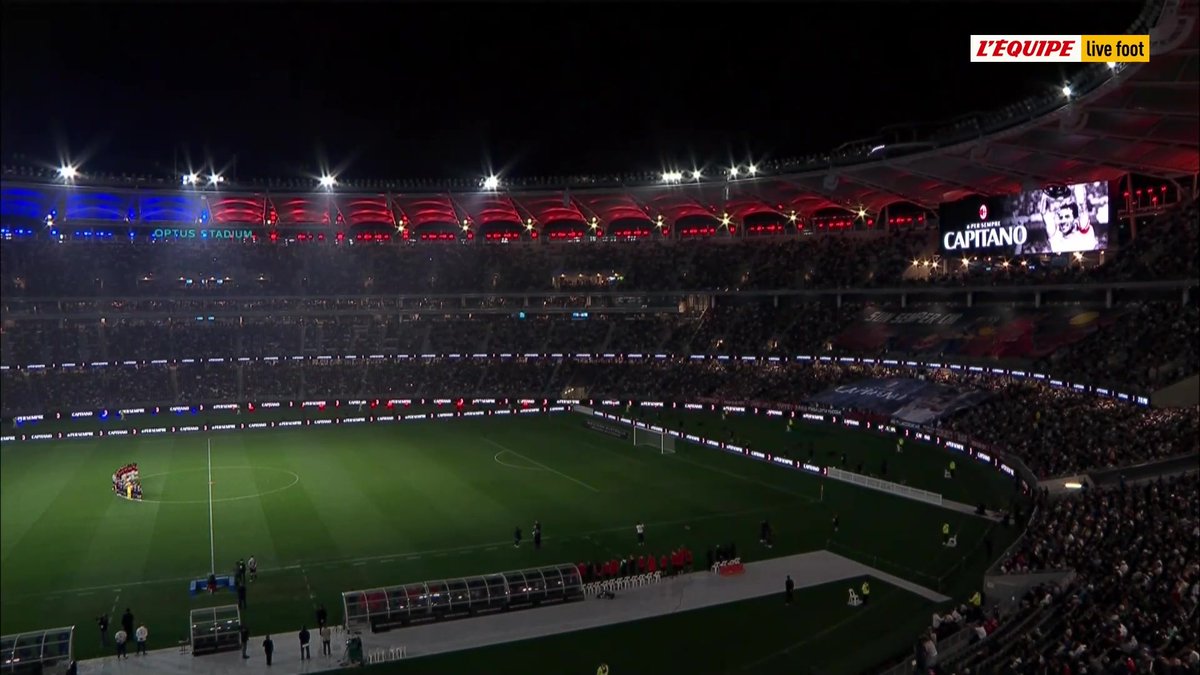 QUELLE IMAGE ! La minute de silence respectée par les deux équipes de Milan, qui s’affrontent en amical, pour la légende Franco Baresi 🇮🇹. 🕊️🥹