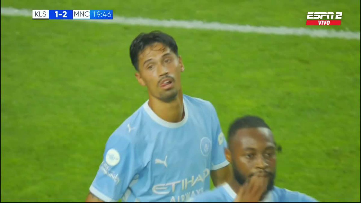 LA ASISTENCIA DE SEMENYO... El ghanés armó un jugadón y le sirvió la pelota DE TACO a Tijjani Reijnders para que éste anote ante el All-Stars de la liga de Corea del Sur. 📺 #DisneyPlus Plan Premium