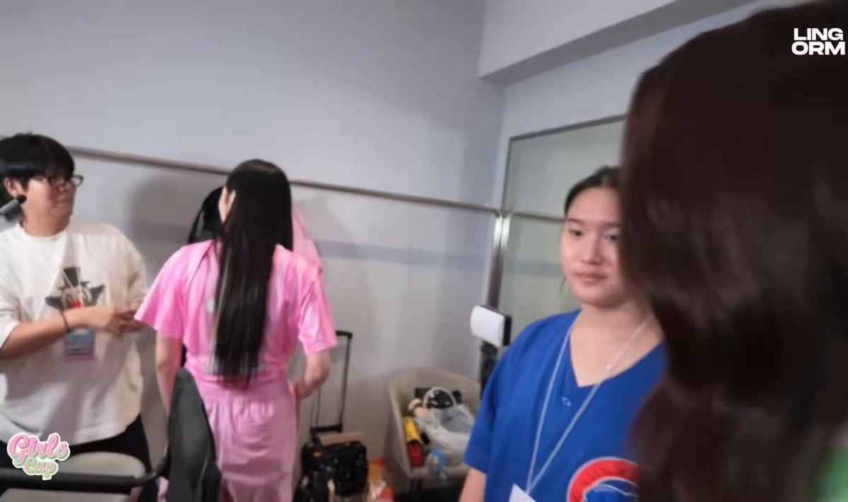 ออม : เฮียๆ หลิง : เป็นไงบ้างดีขึ้นมั้ย ออม : ดีขึ้นแล้ว … แอบคิดถึง หลิง : เหงาหรอ (เขาบอกว่าคิดถึง) ออม : ไม่ต้องยุ่ง!! เสรีเฮียมาก ตี๋แอบยิ้มว่ะสาวคิดถึง โคตรอวด