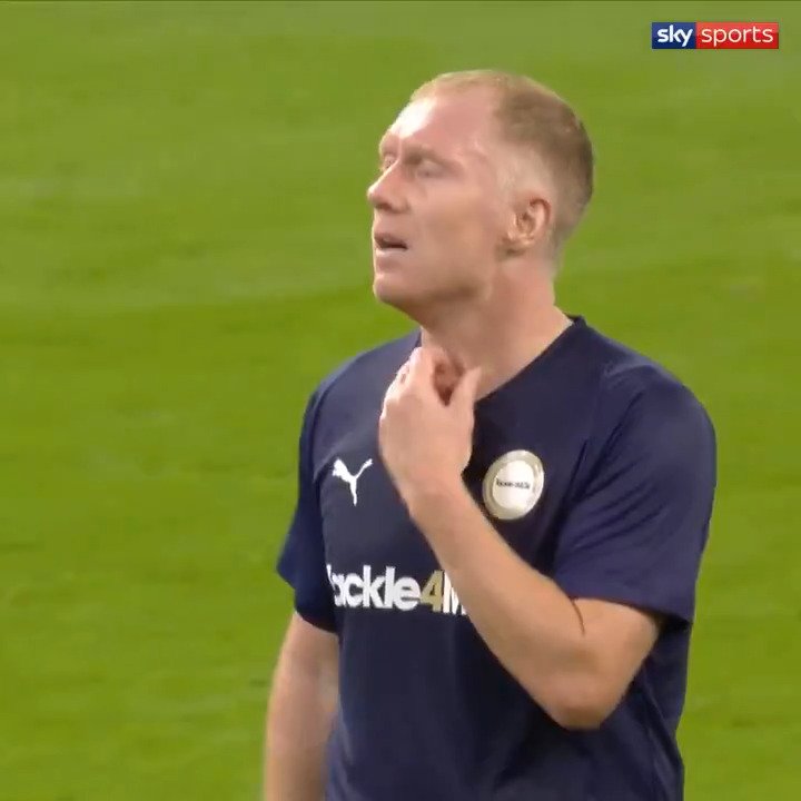 Scholes pulling off this disgusting no look pass at 44 is just insane