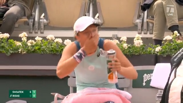 When Iga Swiatek, totally locked in, realized she wasn't allowed to sit during the changeover. The reactions 🤣