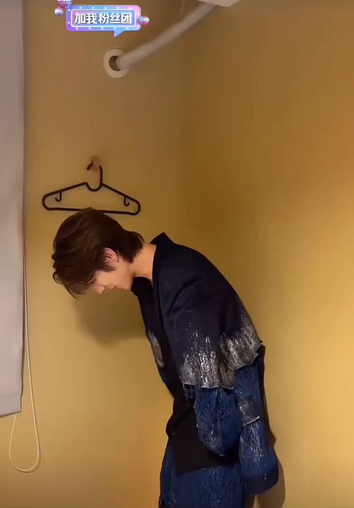 두번째 서프라이즈 (본인이 더 떨려하는연하 어떡하지🥺) 그 두번째 선물은 어제 직집가서 제작한 향수 이름은 “복숭아화원🍑” 🐶: 너가 나 보고싶을때마다 이 향수를 뿌리고 나를 생각해줘 나도 집에 똑같은거 있어🫠 연상 너무 울어서 향을 맡을수가 없는상황이라 또 뿌엥