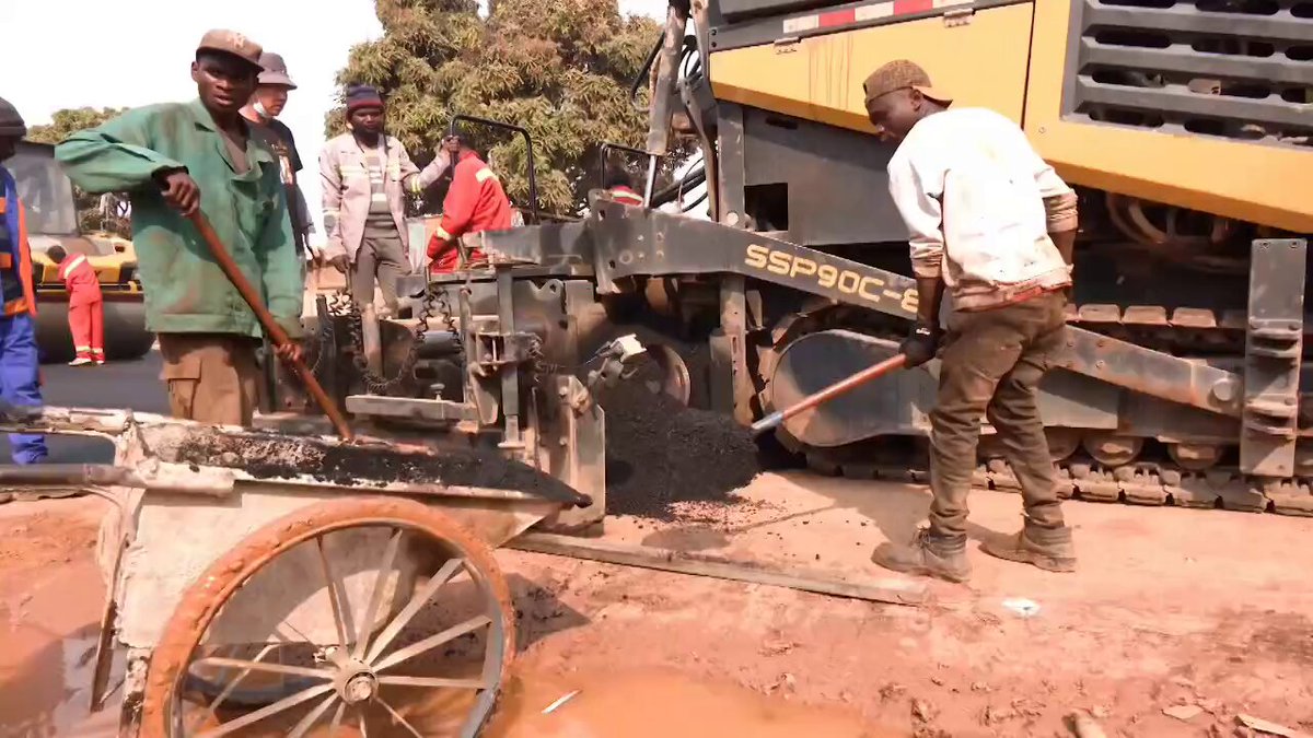 KOLWEZI : les travaux de modernisation de la voirie urbaine se poursuivent dans plusieurs quartiers de la ville et de ses environs. Au quartier Joli-Site Lupundu, le gouvernement provincial dirigé par Fifi Masuka a lancé un vaste programme de construction et de réhabilitation de plusieurs avenues afin de fluidifier la circulation et d’améliorer l’accès aux différents quartiers. Parmi les axes concernés figurent les avenues Fridolin et Diur, actuellement en cours d’aménagement.