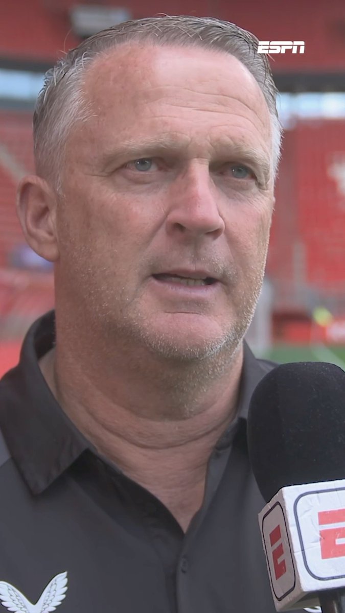 De uitschakeling tegen Ferencváros is volgens John van de Brom een 'hele dure les' 😔 "We hebben ons gek laten maken door de klok, de tegenstander en het publiek." 🔗
