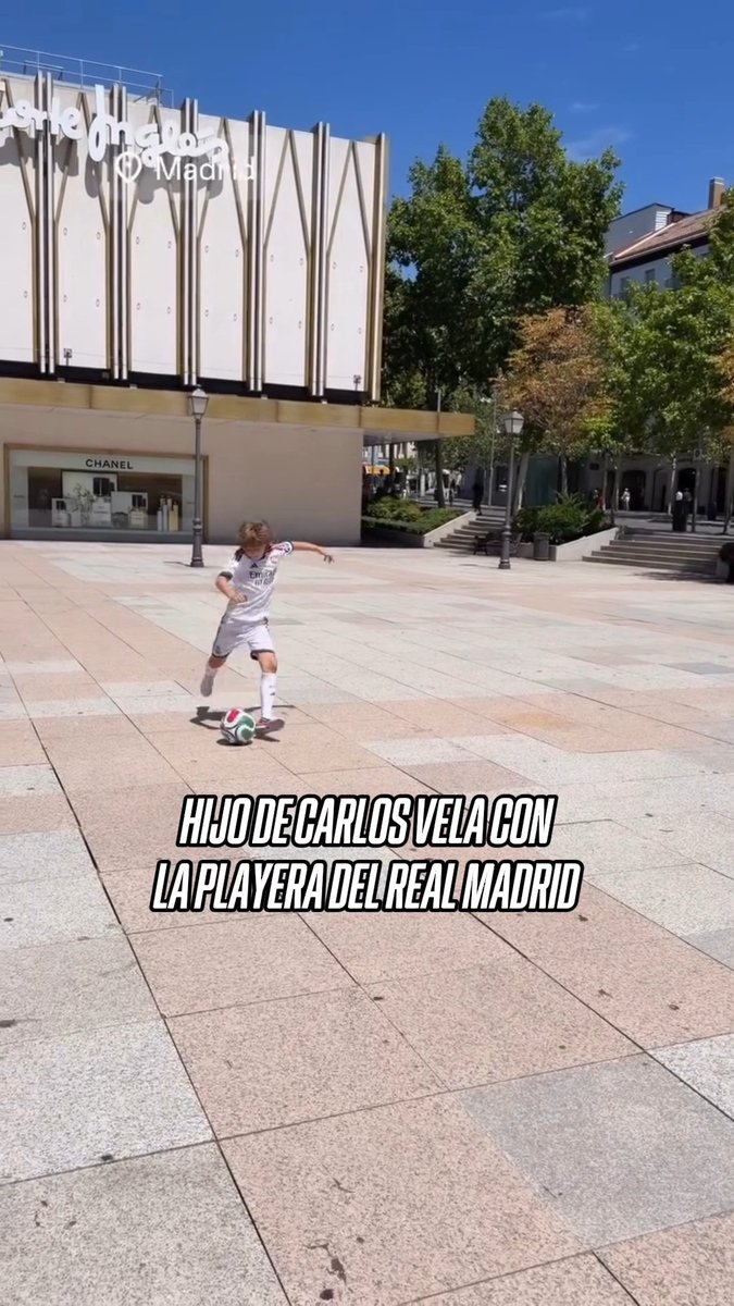 Carlos Vela y su familia se encuentran en Madrid 👀 Y en un video que el exjugador mexicano compartió en redes sociales se le ve a su hijo con el uniforme del Real Madrid. 🎥 Vía: carlosv11_