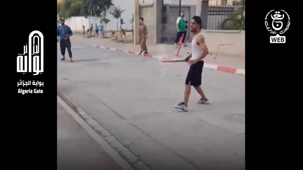 🛑 بعد رواج فيديو عبر مواقع التواصل الإجتماعي لشجار عصابة أحياء.. الأمن الوطني الجزائري 🇩🇿 يوقف مشتبه فيهما انتهكوا حرمة مسجد محاولين الاعتداء على الإمام #الجزائر