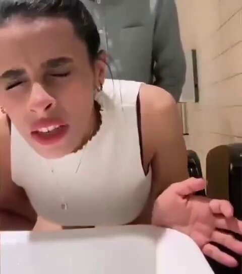سكرتيرتي المصرية الش، ـرمو ط، ـة كسها بيوجعها وطالبه تعويض 💵 من الي حصل ليله أمس معاها في الح، ـمام 😋😈