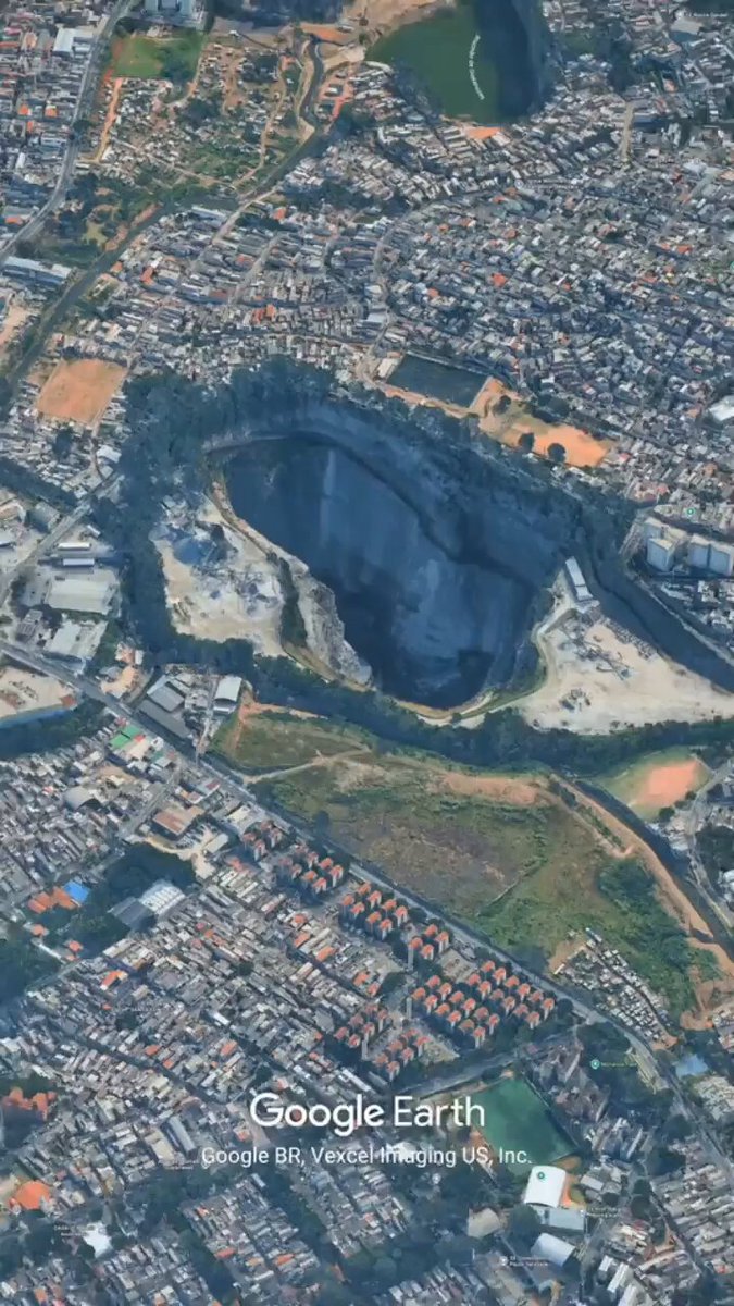 Esta enorme pedreira abandonada fica no centro de São Paulo, Brasil. Com mais de 150 metros de profundidade, está agora completamente cercada pela cidade.