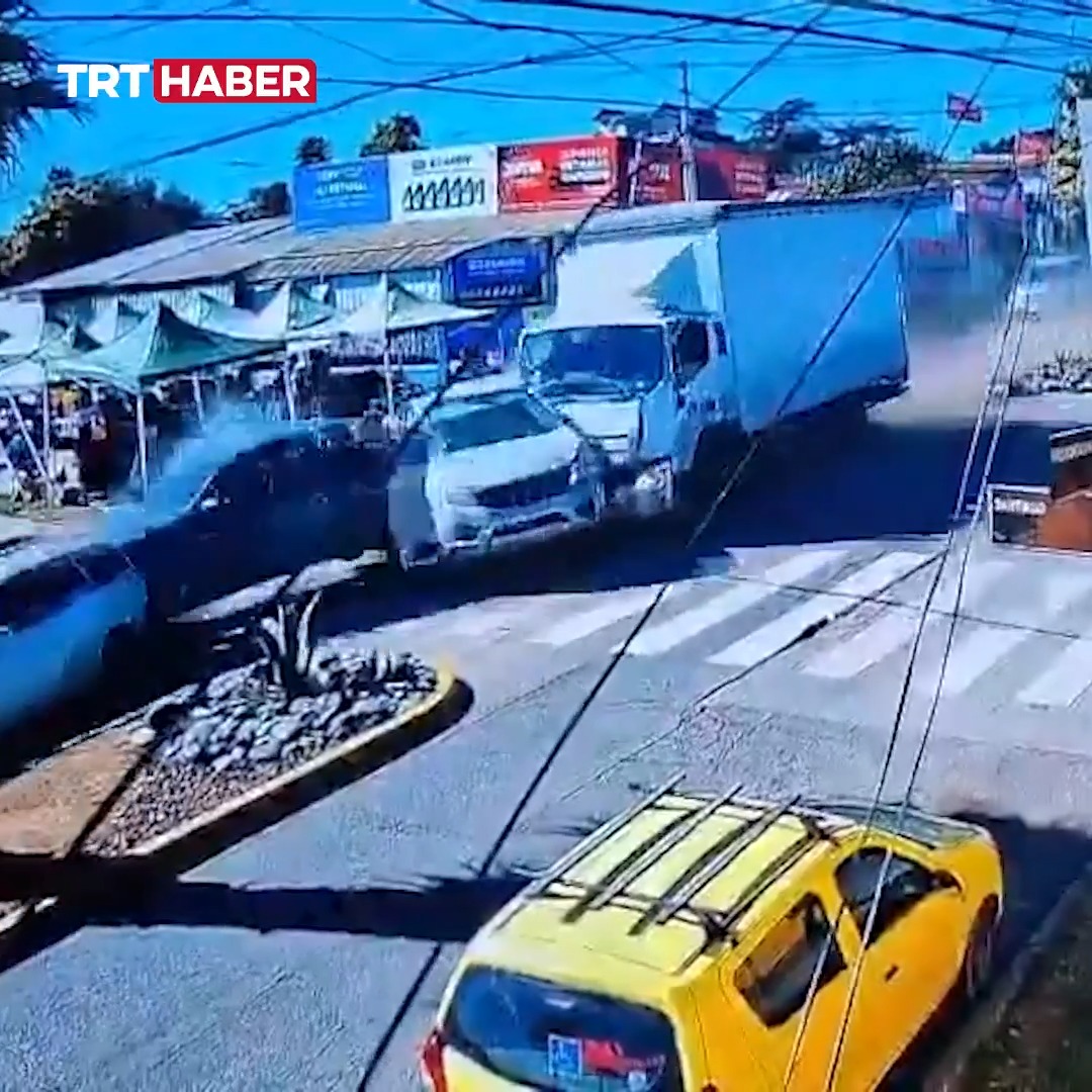 Kontrolden çıkan kamyon 8 araca çarptı. Kazada 13 kişi yaralandı. 📍Şili