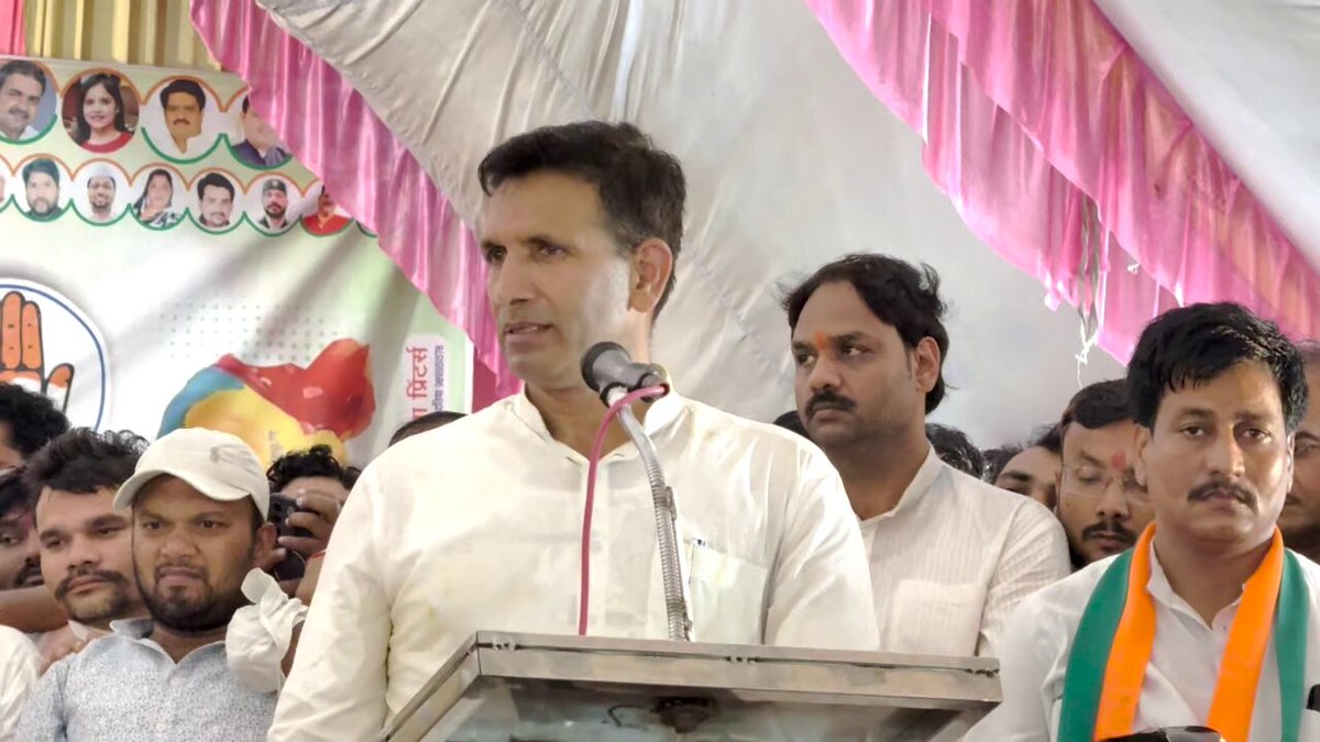 जब अवधेश नायक को दतिया के उपचुनाव में टिकट नहीं मिला तो वो नाराज़ हो गये थे। जीतू पटवारी ने उन्हें घर जा कर मनाया और आज मंच से तीन बार उनका नाम लेकर संदेश दे दिया कि 2028 में कांग्रेस पार्टी से उम्मीदवार अवधेश नायक होंगे।