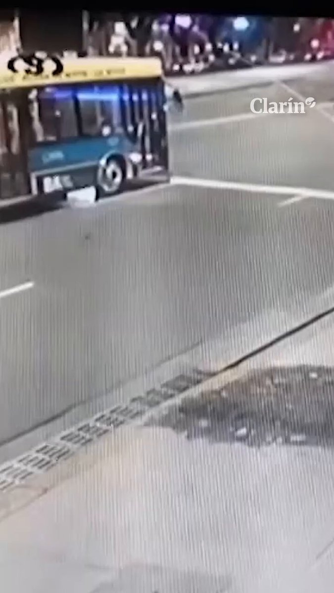 NUEVOS VIDEOS DEL EPISODIO DE FACUNDO MOYANO Y CANDELA ARIZAGA Las nuevas imágenes de cámaras de seguridad de un edificio de la zona muestran a Facundo Moyano intentando sacar a Candela Arizaga de la calle mientras ella intenta subirse a un colectivo en Barrancas de Belgrano. También se ve a un policía intervenir y asistir a la joven. El video permite reconstruir mejor cómo fue la frenética madrugada que terminó con Moyano imputado por lesiones leves y privación ilegítima de la libertad en un contexto de violencia de género. El examen toxicológico determinó que Candela había consumido cocaína y, según su abogado, escapó del departamento de Moyano tras sentir miedo por la situación que vivía allí. (+) en Clarín:
