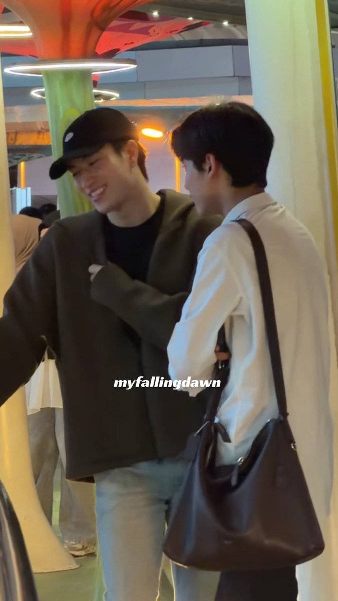 นักแสดงรุ่นใหญ่ช่อง๑แอบพาหนุ่มนักศึกษาหน้าหวานเดตยามค่ำคืนกลางสยาม ผู้เห็นเหตุการณ์เล่าว่าลักษณะคุ้นหน้าคล้ายเหมือนพลทหารงูเหลือมตัวเท่าวังในสมัย2475ที่แอบพาท่านชายหนีออกจากพระนครไปปลูกดอกพุตตานแถวบ้านสวน ไม่ทราบว่าข่าวจริงหรือมั่วคะคุณกิตติ 🎤อินจักร มิสเตอร์เซลเซียส🌡️ 📹 #อรุณรุ่ง #InnOngsa #อินองศา #ongsacelcius #innjkrsn