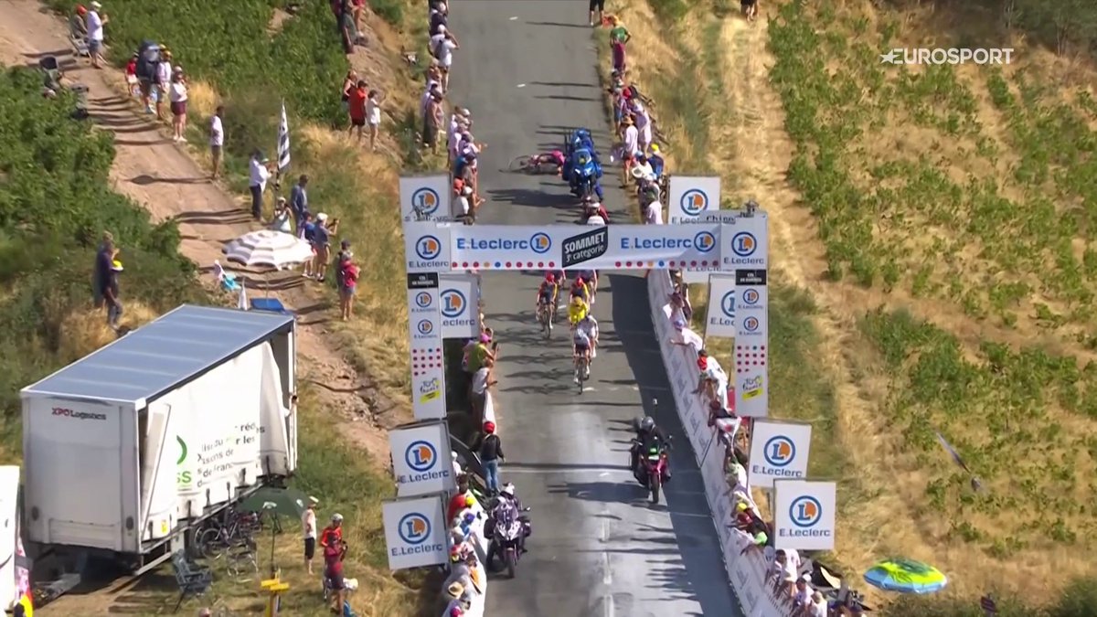 La caída de una ciclista tras tocarse con una moto 🙈 #TDFF2026