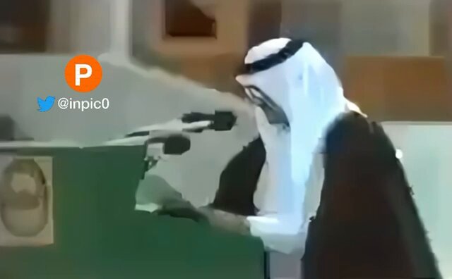 #فيديو من عام 1981 الأمير فهد بن عبدالعزيز ولي العهد آنذاك ومن داخل #المسجد_الحرام أمام قادة ورؤساء الدول الإسلامية في القمة الإسلامية الثالثة. يتحدث بإيجابية عن " الصحوة " وعودة الناس إلى الالتزام الديني والعقيدة الصحيحة وانتشار الوعي الإسلامي في الشمال والجنوب والشرق والغرب، بعد أن كان غائبًا أو ضعيفًا تحت الاستعمار والأفكار المستوردة وانهيار النظريات القومية والناصرية الثورية خاصة بعد نكسة 1967 وكان من بين الحاضرين في تلك الجلسة صدام حسين نفسه، رئيس العراق وهو ذو التوجهات البعثية وياسر عرفات وغيرهم اما مصطلح " الصحوة السياسية " والحراك الإسلامي السياسي في السعودية فقد بدأ يظهر فعليًا في بداية الثمانينيات وتنامى بشكل واضح في منتصف الثمانينيات ليصبح لافتة وعنوانًا لعدد من التيارات والحركات الإسلامية ذات الطابع السياسي والدعوي. وبعد أزمة غزو الكويت عام 1990، واستعانة المملكة بالقوات الأجنبية دخلت العلاقة بين الدولة وهذا التيار مرحلة من التوتر، بعدما عارض عدد من رموزه سياسات الحكومة وقدموا بيانات وعرائض إصلاحية وانتقادات علنية. فبدأت الدولة تتخذ إجراءات متدرجة للحد من النفوذ السياسي لتيار الصحوة، شملت تقييد نشاط بعض رموزه، وإيقاف آخرين عن الخطابة، انطلاقًا من رؤية رسمية مفادها أن النشاط #السياسي المنظم باسم الدين قد يهدد استقرار الدولة ووحدة القرار السياسي.