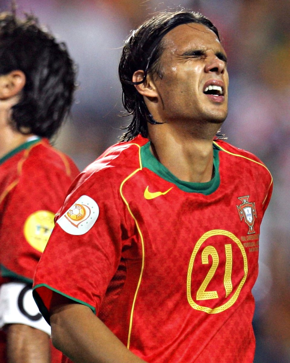🗣️ Nuno Gomes: "EURO 2004 sırasında tatil yeri arıyordum. Eşimle birlikte Yunanistan'a gitmeye karar verdik. Tatili finalden yaklaşık 20 gün önce planlamıştık. Final 4 Temmuz'da oynandı, ben ise 6 Temmuz'da yola çıktım. Otele vardım, plaja indim. Bir anda biri sırtıma dokundu. Döndüm, bir baktım Fyssas. O dönem Benfica'da takım arkadaşımdı. Ben, 'Burada ne yapıyorsun?' diye sordum. O da, 'Asıl sen burada ne yapıyorsun?' dedi. 'Tatile geldim. Önceden planlamıştım.' dedim. 'Biz de tatile geldik.' diye cevap verdi. 'Biz derken kim?' diye sordum. 'Milli takım. Otelin sahibi, Yunanistan genelinde otelleri olan biri. Avrupa şampiyonu olan milli takıma ve ailelerine bir haftalık ücretsiz tatil hediye etti.' dedi. Bir baktım plajda 15-16 Yunan milli takım oyuncusu var. Aralarında finalde bize gol atan Charisteas da vardı. Neyse ki otelin iki ayrı plajı bulunuyordu. Her sabah önce onların hangi plajda olduğunu kontrol ediyor, sonra diğerine gidiyordum. Ama onlardan kaçmak her zaman mümkün olmuyordu. Plajda otururken her gün bir garson elinde bir içecekle yanıma geliyordu. 'Bayım, bunu siz sipariş etmediniz ama...' 'Ben bir şey istemedim.' diyordum. 'O zaman söyleyeyim, Bay Charisteas gönderdi.' Teşekkür ediyordum ama içimden bambaşka şeyler geçiyordu. Bir gece bizi yemeğe davet ettiler. Gittim. Bir süre sonra dans etmeye başladılar ve beni de aralarına çekmek istediler. Hatta Charisteas masama kadar geldi. Ben de, 'Yok yok, bu kadarını yapmayalım. Buradayım ama sınırları karıştırmayalım...' diyerek reddettim."