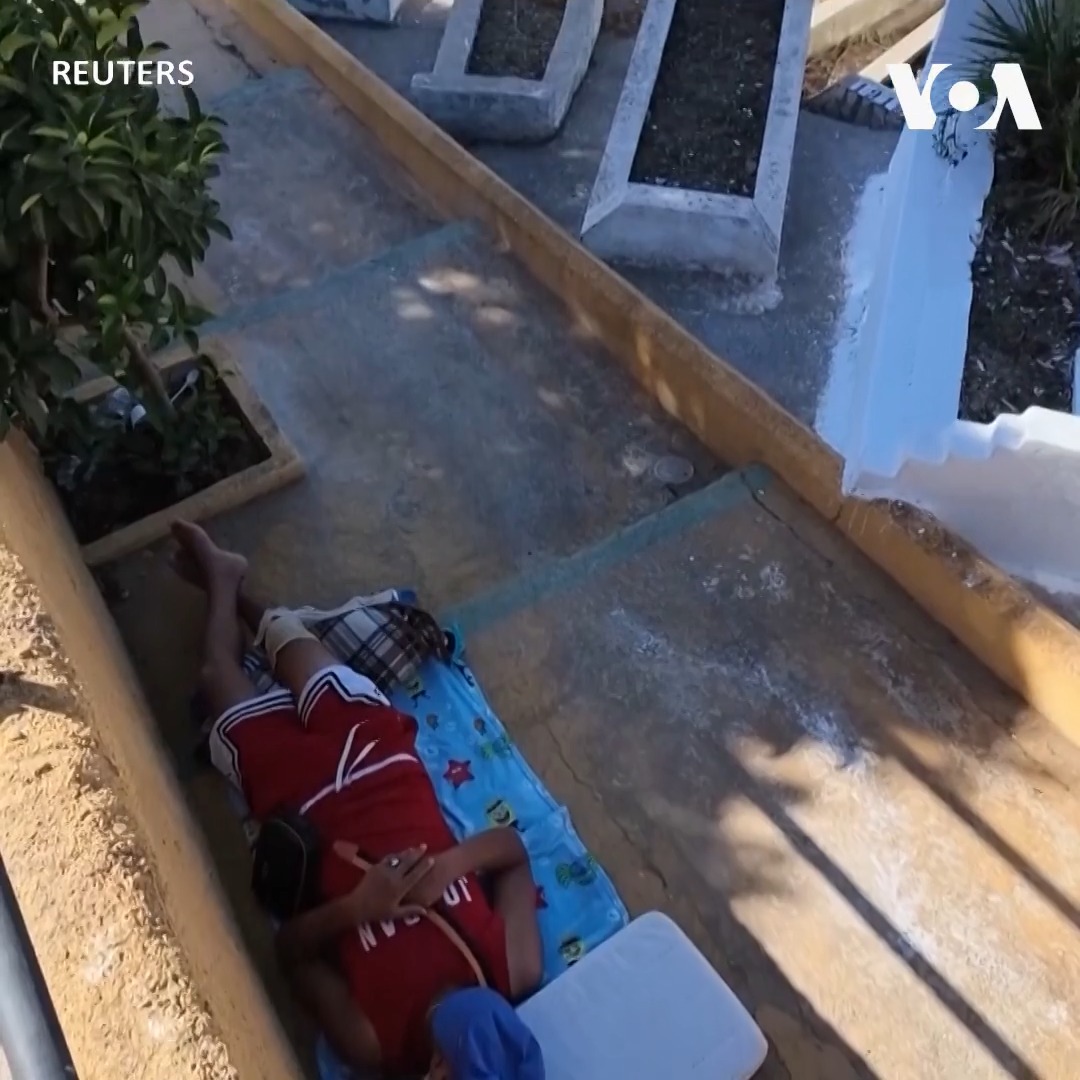 一些从摩洛哥越境到西班牙飞地休达(Ceuta)的移民8月5日在一处墓地露宿。当地官员证实此前一周涌入了7.2万人;当局正寻求将数百名无人陪伴的未成年人转移至西班牙本土。 当地政府说,尽管绝大多数人此后已返回摩洛哥,但仍有约1100名无人陪伴的未成年人滞留在此。 更多: