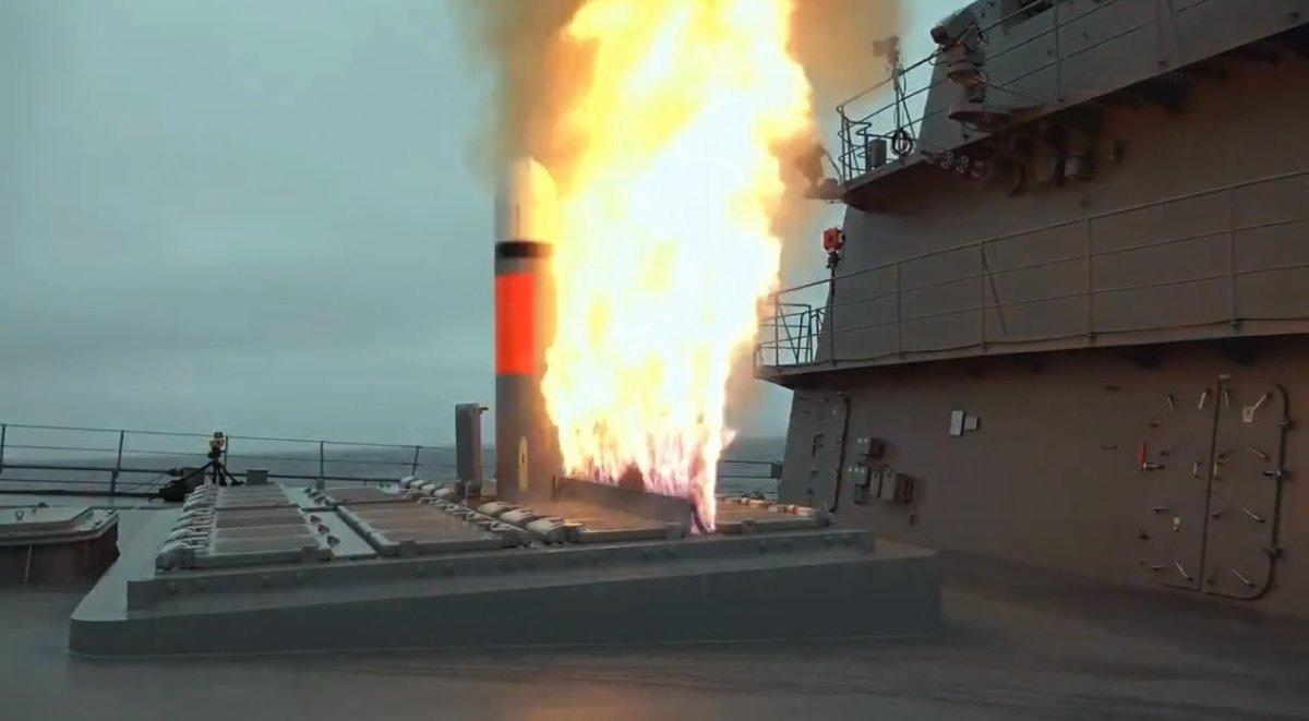 進次郎が大喜びしている自衛隊のトマホーク実射動画もBGMつき/アオリ/広角/切り替え多用、戦意高揚させるプロパガンダ映画の手法をもちいたサナエプロモーションビデオと同じつくりです。いま高市首相と進次郎は「映え」で競争している状態です。高市首相は支持率回復のため、進次郎は後釜を狙うため。