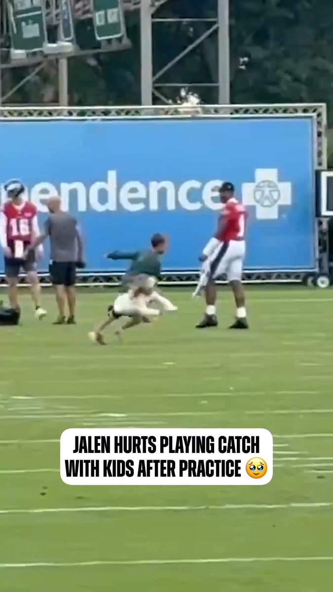 always showing love 💚 Jalen Hurts (via Tim McManus)