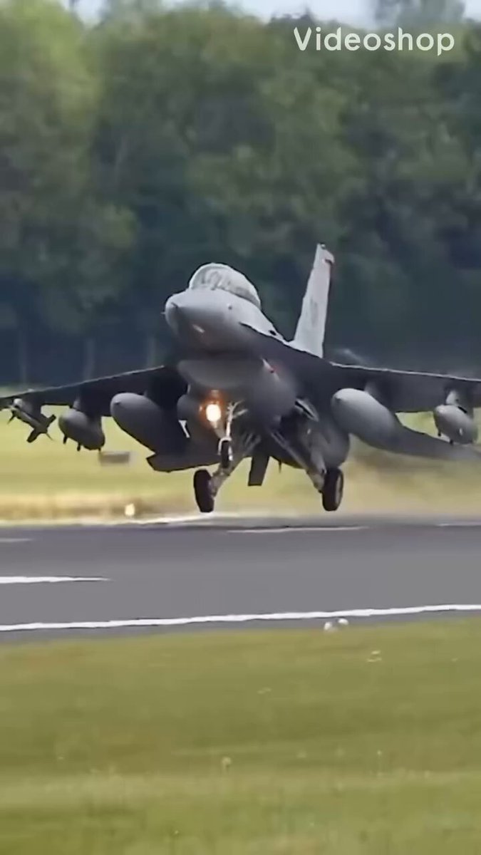 🔥 The F-16 Fighting Falcon has been dominating the skies for nearly 50 years... and it's still one of the most agile fighter jets ever built. 📹: airhawks