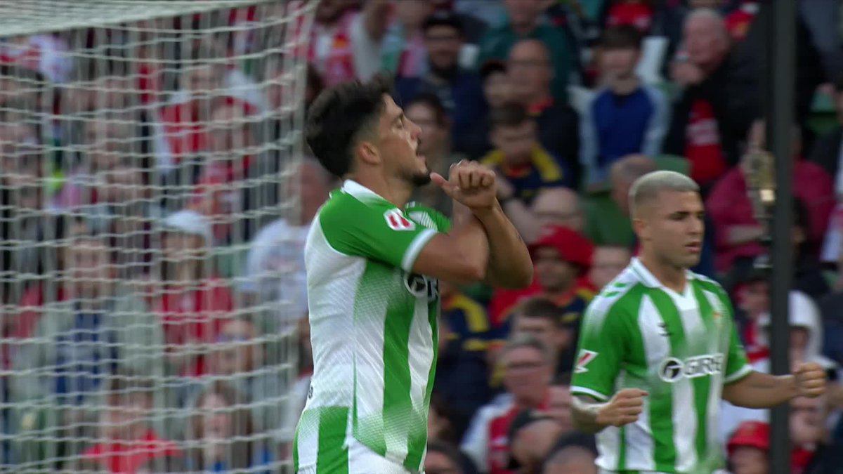 "It's so so easy!" 🎙️ The former West Ham man Pablo Fornals puts Real Betis 3-1 up against Arsenal 🌴🔨
