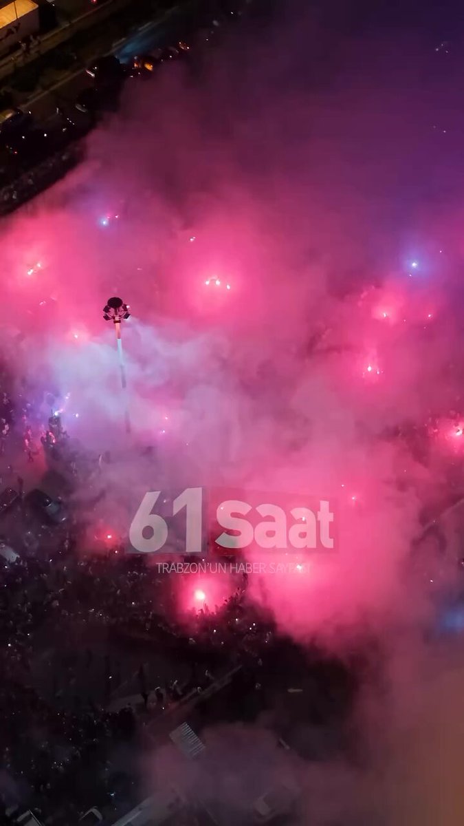 61SAAT ÖZEL GÖRÜNTÜLER Trabzonspor taraftarlarının Mohamed Salah’a muhteşem karşılamasından geriye kalanlar. ❤️💙