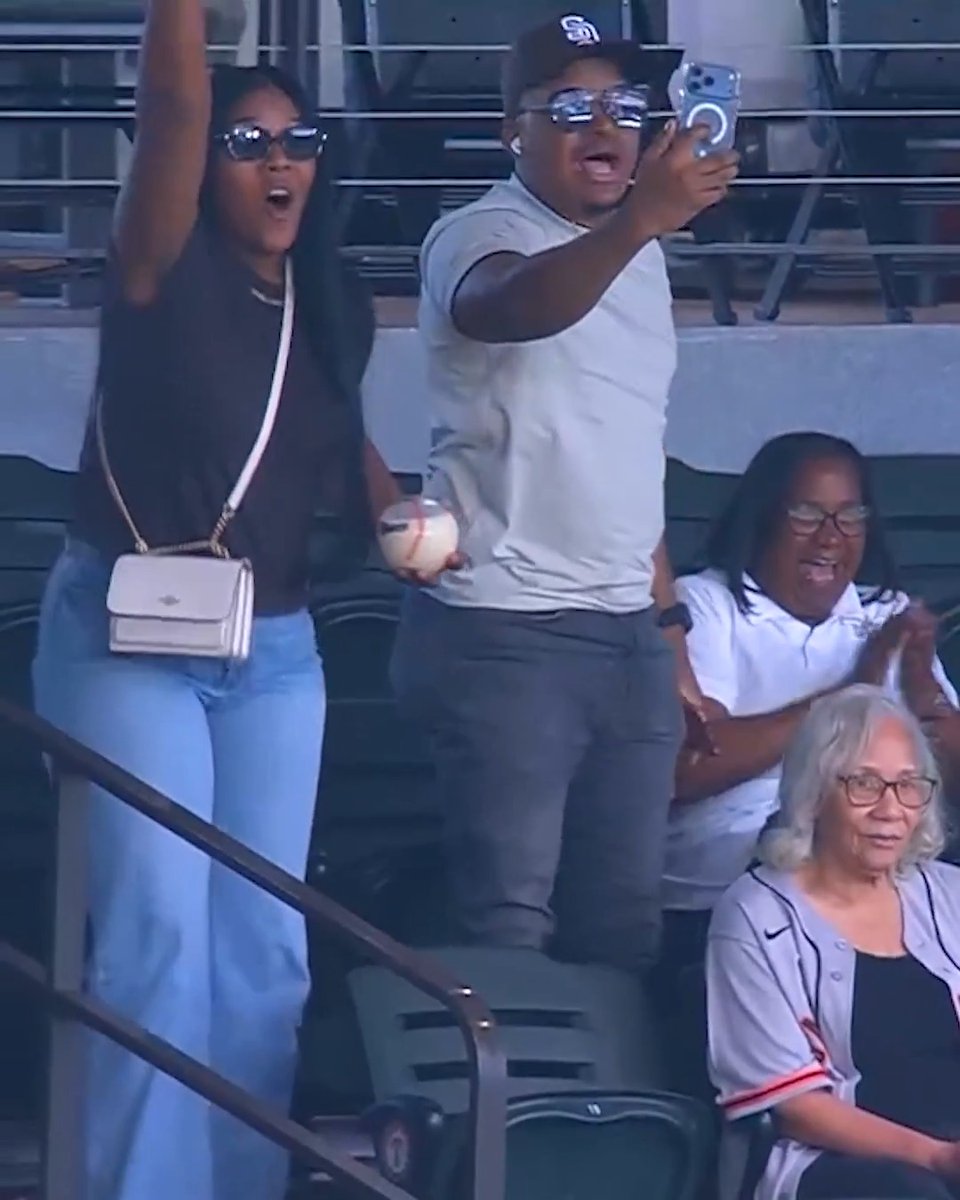 After more than 3,000 plate appearances in the Minor Leagues, Eddys Leonard has his first MLB hit! 😄